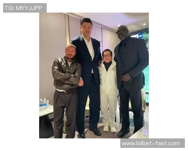 教练与姚明深情拥抱展现篮球精神与团队力量的感人瞬间